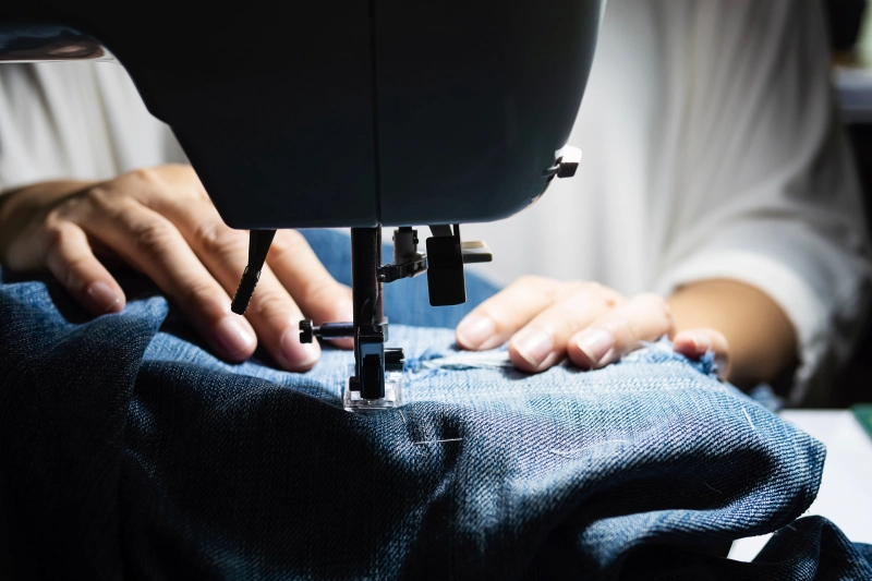 Máquina de costura trabalhando em tecido jeans - Digital Seven