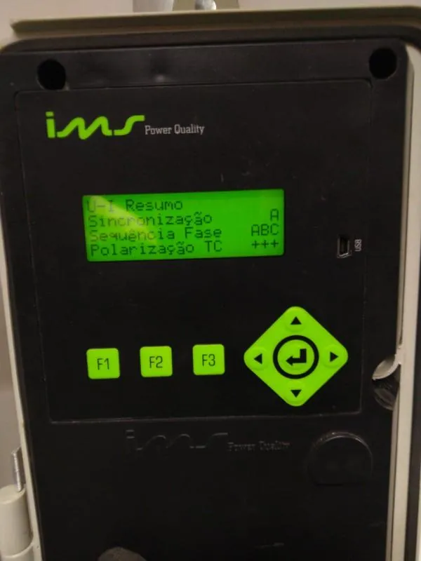 Analisador de qualidade de energia trifásico