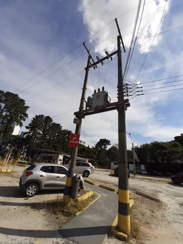 Instalação de transformadores em postes